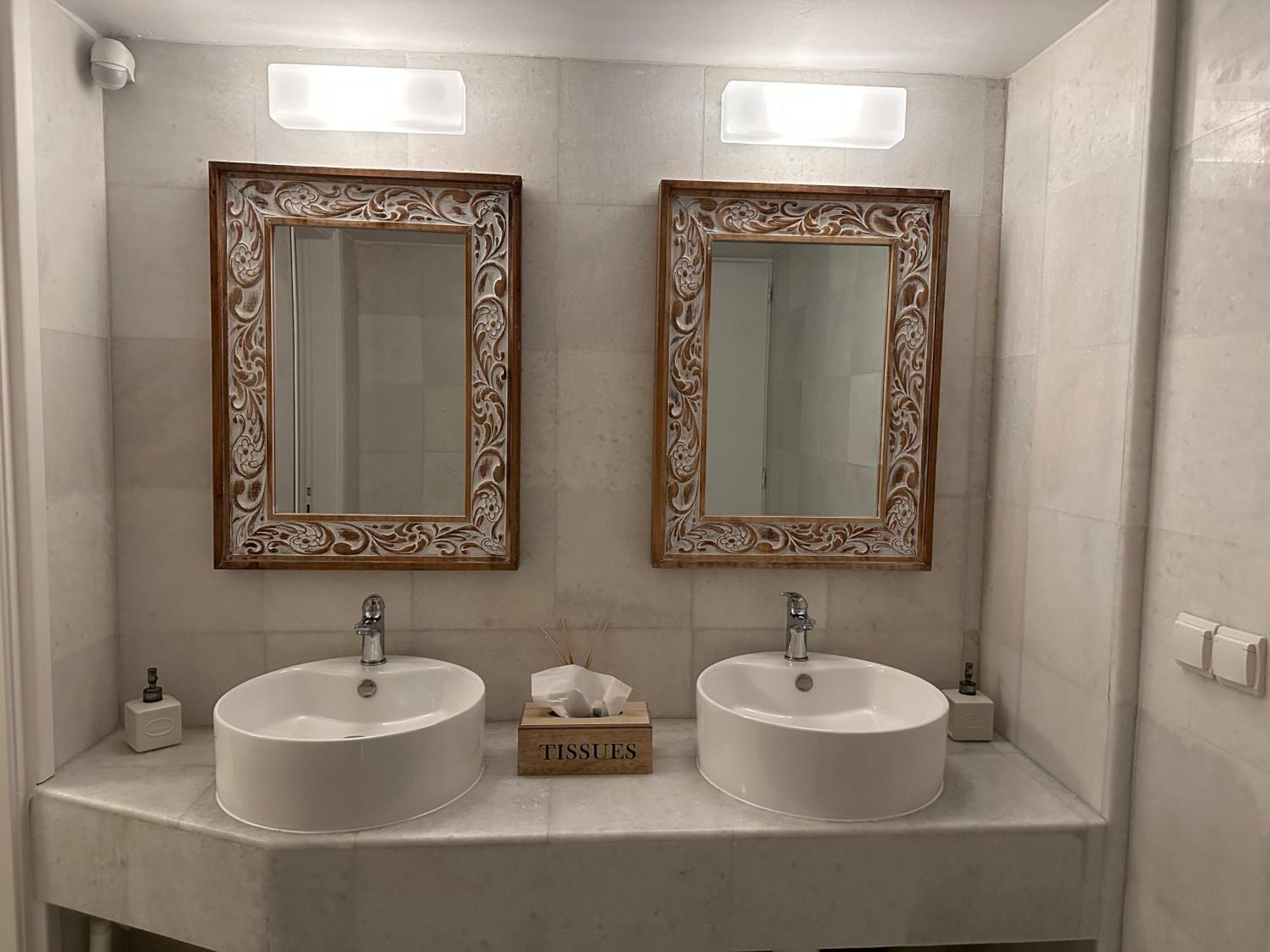 Artemis Hotel 2*
